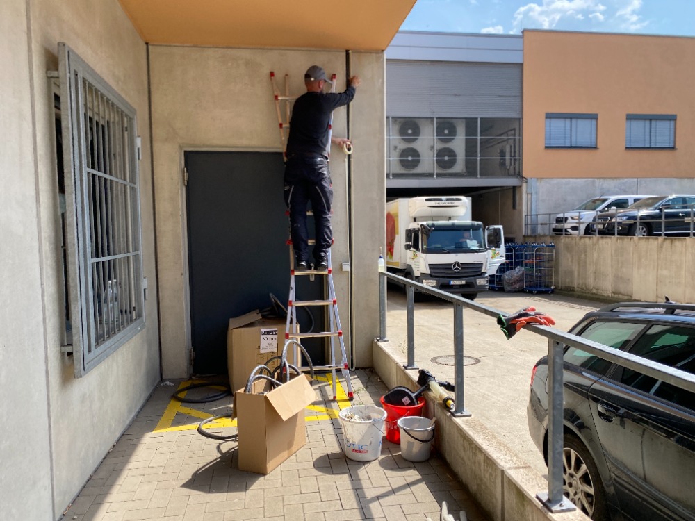 Detailausführung – Handwerker bei Fassadenarbeiten